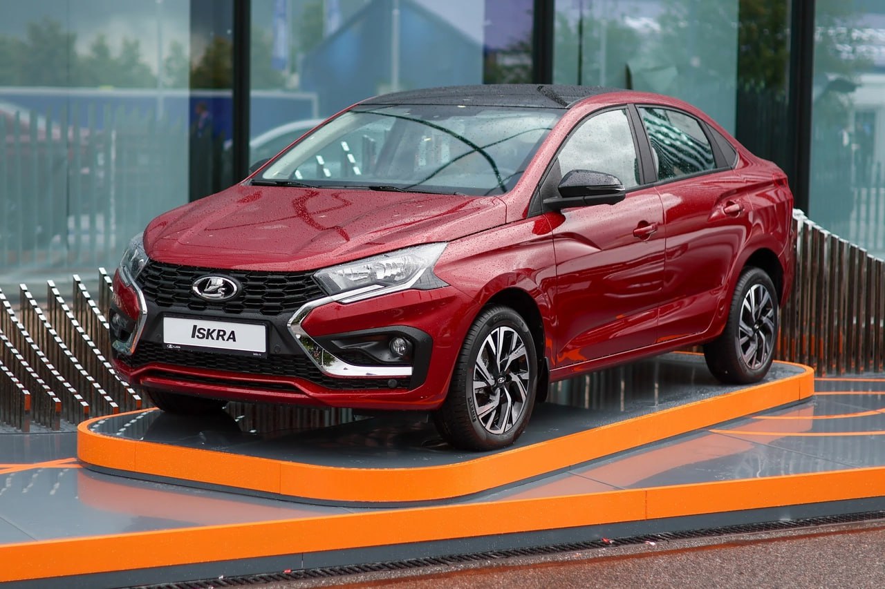 Lada Iskra — ПРОВАЛ. АвтоВАЗ не смог найти никого, кого бы заинтересовала свежая модель за 1,25 млн — и отложил выпуск аж до 2026-го.   Формально продажи начались ещё в июле: россияне скупили нереальное количество тачек — целую 2  1   штуку на всю Россию. Попутно выяснилось, что тачка-франкенштейн слеплена из китайских, французских и японских деталей.   Также АвтоВАЗ перевёл сотрудников на четырёхдневку — потому что собирать машины стало просто не для кого.  Целых полгода, чтобы добавить кондиционер    Бэкдор