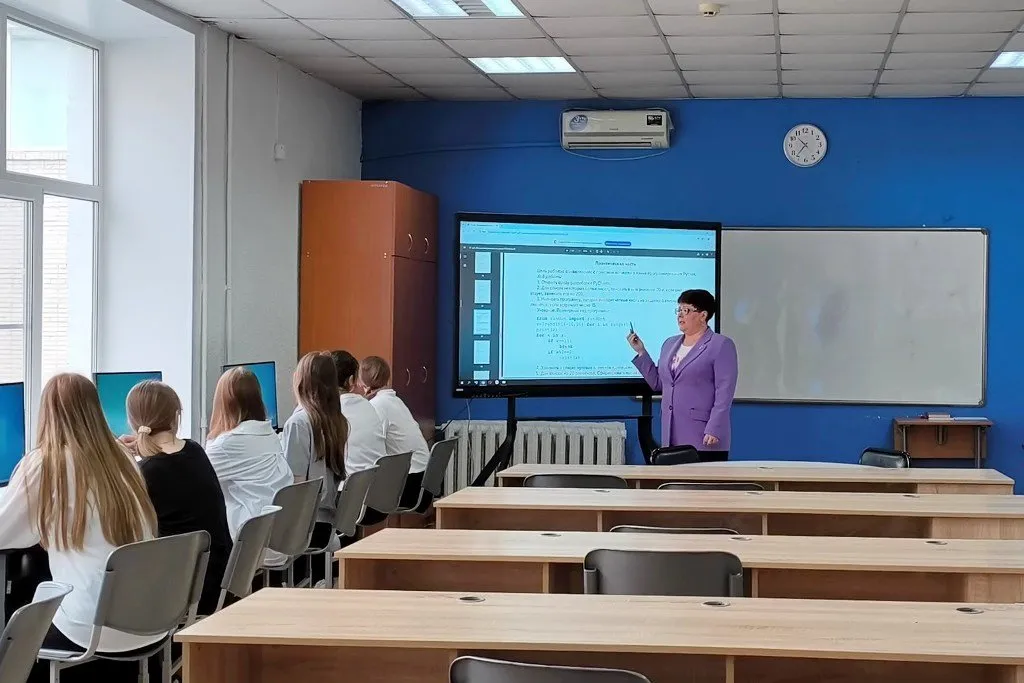 Школа будущего нацпроект внедряет инновации в школьное образование в ЕАО На базе школы 11 в рамках президентского нацпроекта Молодежь и дети и Народной программы Единой России открылся современный центр цифрового образования детей Этот проект стал уникальной площадкой для развития IT навыков у школьников обеспечивая качественное и доступное образование для всех регионов страны В центре зарегистрированы 176 учащихся Самым юным предложили изучать основы алгоритмики и логики с помощью программы Scratch Постепенно они научились разрабатывать собственные игровые приложения Старшие ученики освоили язык программирования Python и приступили к сборке и программированию роботов Особенностью курса стало изучение виртуальной реальности которая позволила ребятам глубже погрузиться в мир цифровых технологий Подробнее читайте по ссылке   riabir ru 481668 Читайте нас в MAX   clck su oebPG