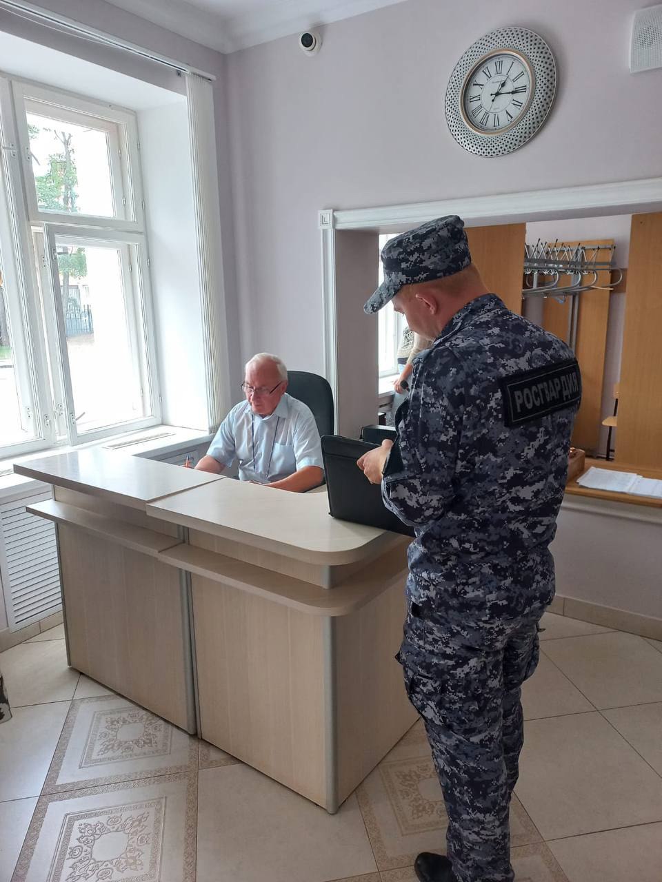 В Тамбове сформирована комиссия, которая оценит готовность учреждений дополнительного образования детей в сфере культуры к новому учебному году. Согласно утверждённому графику приёмка пройдёт в течение двух дней, 7 и 8 августа. В состав специальной комиссии вошли представители администрации города, сотрудники Росгвардии, а также УМВД России по Тамбову. Им предстоит посетить музыкальную школу имени Мержанова, художественные школы №1 и №2, школы искусств №3 и в поселке Строитель. Всего — 12 адресов. Участники комиссии проверят документы, состояние помещений и систем пожарной безопасности, соблюдение мер антитеррористической защиты и санитарных норм. По результатам комиссия примет решение об уровне готовности учреждений к приёму детей.
