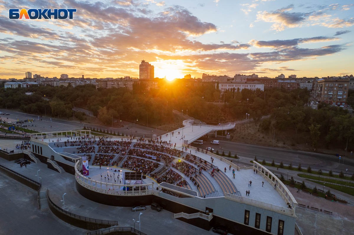 В Волгограде предложили оставить только три района До подведения итогов выборов губернатора и областного парламента в Волгоградской области остаются считанные часы. Необычное предложение новой команде политиков сделал волгоградский эксперт по инвестициям, профессор, доктор экономических наук Игорь Бельских. Он считает, что сейчас самое подходящее время для кардинальных перемен.  Профессор Бельских предлагает для начала объединить всех районы Волгограда в три: Северный  Тракторный, Красный , Центральный  Ворошиловский, Дзержинский, Советский, Центральный  и Южный  Кировский, Красноармейский .    А еще профессор предлагает политикам отказаться от услуг карманных экспертов и довериться профессионалам. Говорит, что команда уже рвется в бой.  Как считаете, есть смысл в объединении районов?