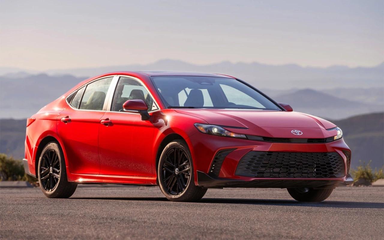 Toyota достигла рекордных продаж  По данным компании, глобальные продажи автомобилей, включая дочерние компании Daihatsu и Hino Motors, за период с января по июнь выросли на 7,4% и превысили 5,5 млн единиц. Производство за тот же период увеличилось на 8,8% и достигло 5,5 млн автомобилей. Отдельно отмечается, что почти 20% прироста пришлось на внутренний рынок Японии.  Одним из ключевых факторов роста стал устойчивый спрос на гибридные автомобили. В январе-июне на них пришлось около 43% всех продаж Toyota, что позволило компании компенсировать негативное влияние внешнеторговых ограничений, включая 25-процентные тарифы на импорт автомобилей в США, введенные администрацией президента Дональда Трампа. По оценке Bloomberg, значительная часть продаж в начале года была обеспечена за счет повышенного потребительского спроса перед вступлением новых тарифов в силу.  В то же время отмечается, что японские автопроизводители, включая Toyota, могут оказаться в более выгодном положении по сравнению с конкурентами. Это связано с заключением нового торгового соглашения между США и Японией, предусматривающего более низкую ставку пошлины в размере 15% на импортируемые автомобили.