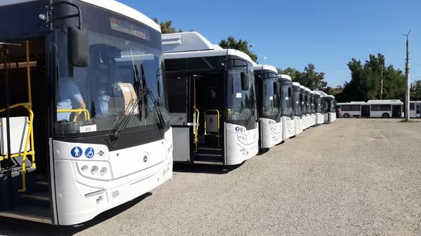 В Симферополе дефицит водителей общественного транспорта.  Об этом в эфире радио "Спутник в Крыму" рассказал начальник управления транспорта и связи администрации Симферополя Георгий Сухацкий.   "Даже государственное предприятие "Крымтроллейбус" на сегодня испытывает нехватку водителей. Это около 150 человек. По частникам у нас ситуация более приемлемая. У частника один водитель закрепляется на определенный маршрут и работает до 19-20 часов вечера. Потом работает дежурный маршрут до 22.00. У "Крымтроллейбуса" ситуация другая. Водители обязаны работать до 23.00 с интервалом 20 минут. Поэтому на одну машину им необходимо 2-3 водителя",– рассказал Георгий Сухацкий.  ⏭⏮⏩⏪  Подписаться на "Спутник в Крыму"