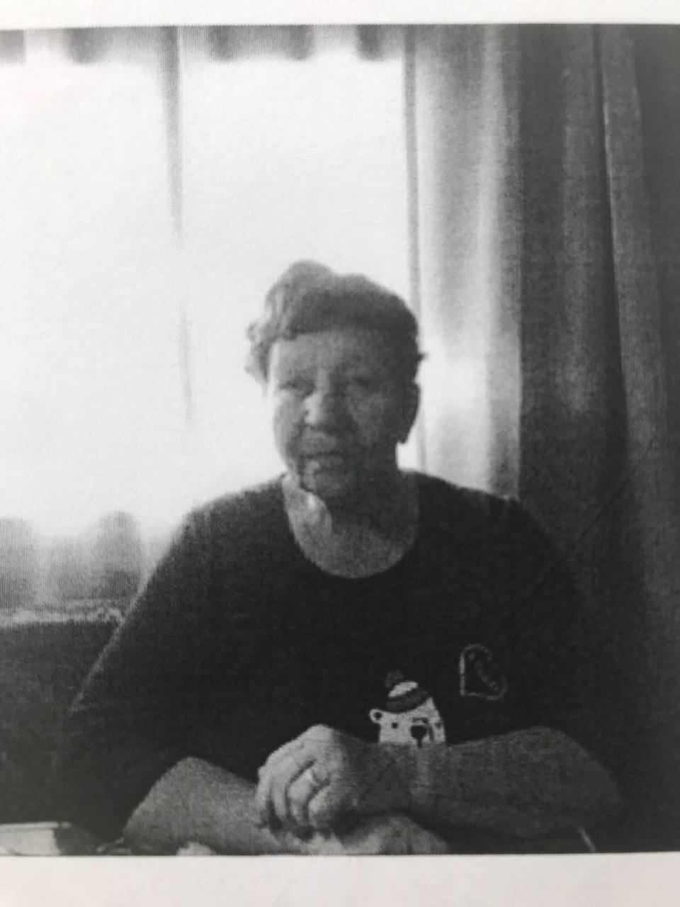 В Зиминском районе полицейские устанавливают местонахождение 69-летней женщины, отправившейся за грибами   Накануне с заявлением о розыске тихого охотника в дежурную часть полиции обратились родственники пропавшей. Со слов заявителей, 4 августа Ольга Николаевна Железная не вернулась домой из леса. Женщина проживает в селе Черемшанка.   Полицейские призывают граждан, располагающих информацией о местонахождении женщины, сообщить по телефонам:   - 83955421207 дежурная часть МО МВД России «Зиминский»;  - 02  с мобильного 102 .