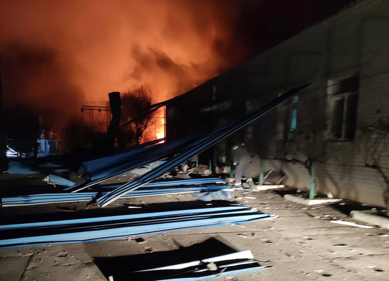 Ночью был удар по энергетике на юге Одесской области заявил губернатор Олег Кипер Был поврежден энергетический объект вспыхнул пожар