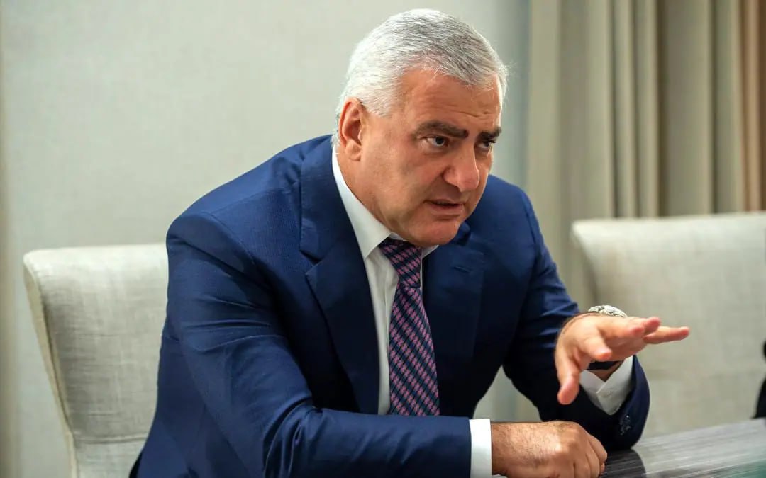 Кассационный суд РА отказался рассматривать жалобу защиты на продление ареста Карапетяна Адвокатская группа бизнесмена и мецената главы группы компаний Ташир Самвела Карапетяна распространила заявление в котором сообщается что Кассационный суд Армении отказался рассматривать жалобу защиты на продление ареста Карапетяна При этом суд удовлетворил ходатайство прокуратуры о пересмотре решений тех же инстанций которые ранее признали обвинения против Карапетяна по экономической статье необоснованными Такая позиция суда нарушает принципы правовой последовательности и равноправия сторон считают адвокаты В заявлении также подчёркивается что с 16 октября следственная группа из 53 сотрудников фактически бездействует не предпринимая никаких процессуальных шагов Адвокаты считают что уголовное преследование Карапетяна выходит за рамки правовой логики и носит политический характер rusyerevantoday