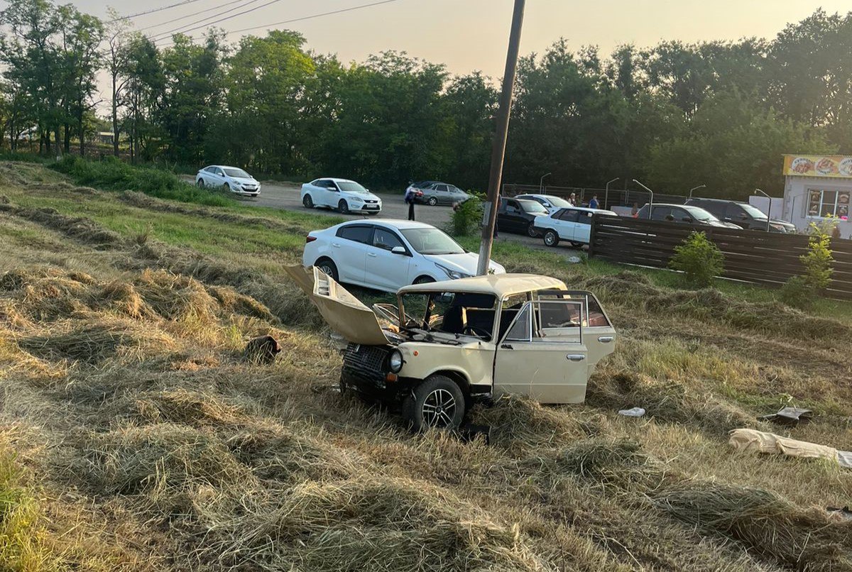 Ребёнок и двое взрослых пострадали в ДТП по вине злостного нарушителя в Изобильненском округе Авария произошла накануне вечером на трассе Ростов-на-Дону — Ставрополь. Водитель «ВАЗ-2101» выехал на встречку, где машина врезалась в попутрную Kia, которая поворачивала налево. Пострадали 30-летняя водитель иномарки и её 9-летний пассажир. Им назначили амбулаторное лечение. Госпитализирован пассажир отечественной — 33-летний житель Труновского округа. За рулём ВАЗ сидел 22-летний молодой человек, который 64 раза попадался на нарушениях ПДД за 2-х летний водительский стаж. В краевой автоинспекции отмечают, что все участники аварии были пристёгнуты, что помогло избежать тяжких травм.