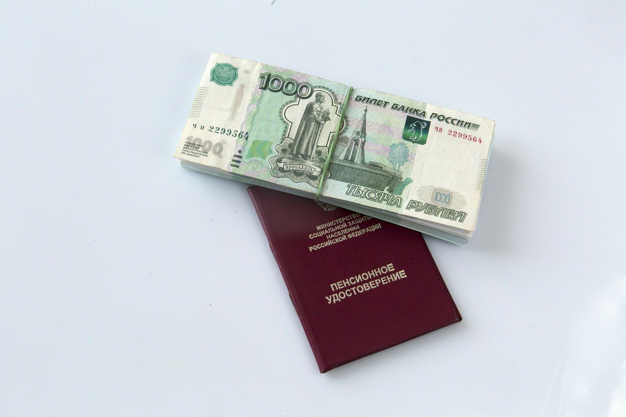Сенатор предложила россиянам докупить стаж и баллы для выхода на пенсию Если перед выходом на страховую пенсию у человека не хватает немного баллов или стажа то следует идти в местное отделение Социального фонда России Там будущий пенсионер может подать заявление о вступлении в обязательное пенсионное страхование сообщила Наталия Косихина С этого года для получения такой пенсии люди должны набрать 30 баллов а минимальный страховой стаж должен составлять 15 лет Global Look Press Nikolay Gyngazov пенсия баллы Подписаться на ОТРАЖЕНИЕ