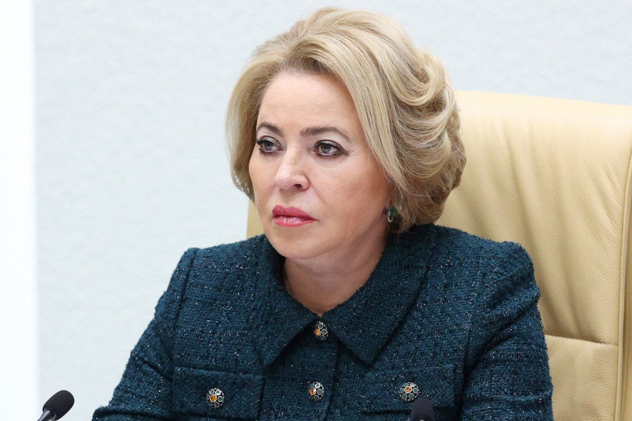 Матвиенко допустила переназначение 32 сенаторов в сентябре  Распределение сенаторов в Совете Федерации пройдёт после сентябрьских выборов. Избирательная кампания по выборам глав регионов и 11 выборов региональных парламентов состоится 14 сентября.  Сенаторы, находящиеся в «в зоне риска» могут получить переподтверждение от губернатора или от регионального парламента, либо же им будет найдена замена.  «Это абсолютно прерогатива губернатора принимать решение — сохранить действующего сенатора или его заменить, и также это прерогатива регионального парламента», — напомнила председатель Совета Федерации Валентина Матвиенко.  Как показывает практика предыдущих выборов, сменяемость членов Совфеда составляет от 30% до 50%, обратила внимание спикер.  По её словам, в 2025 году смена некоторых сенаторов точно произойдёт, в том числе среди уважаемых политиков, поскольку нужны люди со свежими мыслями, ничего не должно стоять на месте.  Выборный