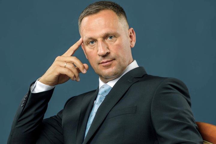 В Хакасии задержали директора юридической компании, которого подозревают в крупном мошенничестве. Об этом сообщили в региональном управлении Следственного комитета. Сейчас решают, отправят ли его под стражу. Следователи пока не называют имя обвиняемого. По информации источников, речь идет о Михаиле Антоневиче — юристе и бывшем советнике главы республики. По материалам дела, в конце 2024 года к директору юрфирмы обратились жительница Саяногорска и её сын. Им потребовалась юридическая помощь в вопросах наследства после смерти сожителя женщины. Адвокат узнал, что по факту гибели мужчины уже началась проверка, и решил воспользоваться ситуацией. Он сообщил клиентке, что якобы возбуждено уголовное дело об убийстве, а её саму считают подозреваемой. Затем он предложил за 300 тысяч рублей «урегулировать» вопрос с прекращением дела. Деньги юрист получил, но выполнять обещания не собирался — как считают следователи, он просто присвоил всю сумму. Подробнее — на Бабре #хакасия