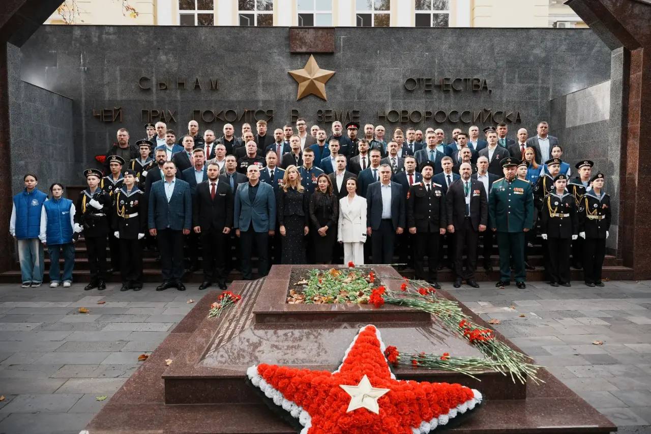 Стартовал второй модуль программы Герои Кубани посвященный глубокому освоению экономических и финансовых дисциплин Торжественное открытие нового этапа началось с возложения цветов на площади Героев в память о подвигах предков и нынешних бойцов На 11 дней основой обучения финалистов проекта станут экономические дисциплины Их ждет погружение в тонкости денежно кредитной политики освоение принципов бережливого управления и поиск путей повышения производительности труда Программа обещает быть насыщенной и многогранной Помимо интенсивных тренингов направленных на развитие профессиональных навыков участники смогут проявить себя в культурно просветительских и творческих активностях Их ждут постановка амбициозных задач самостоятельная подготовка групповые рефлексии и мастерские где они смогут применить полученные знания на практике Лекции для Героев Кубани проведут настоящие профессионалы своего дела ведущие специалисты доктора наук и представители профильных министерств Их опыт и знания станут бесценным ресурсом для участников А чтобы закрепить полученные знания и оценить уровень усвоения материала в конце программы участникам предстоит пройти итоговый экзамен и тестирование Желаю плодотворной работы неиссякаемого вдохновения энергии и достижения поставленных целей Уверен этот образовательный опыт станет мощным стимулом для вашей самореализации MAX ТГ ВК Дзен