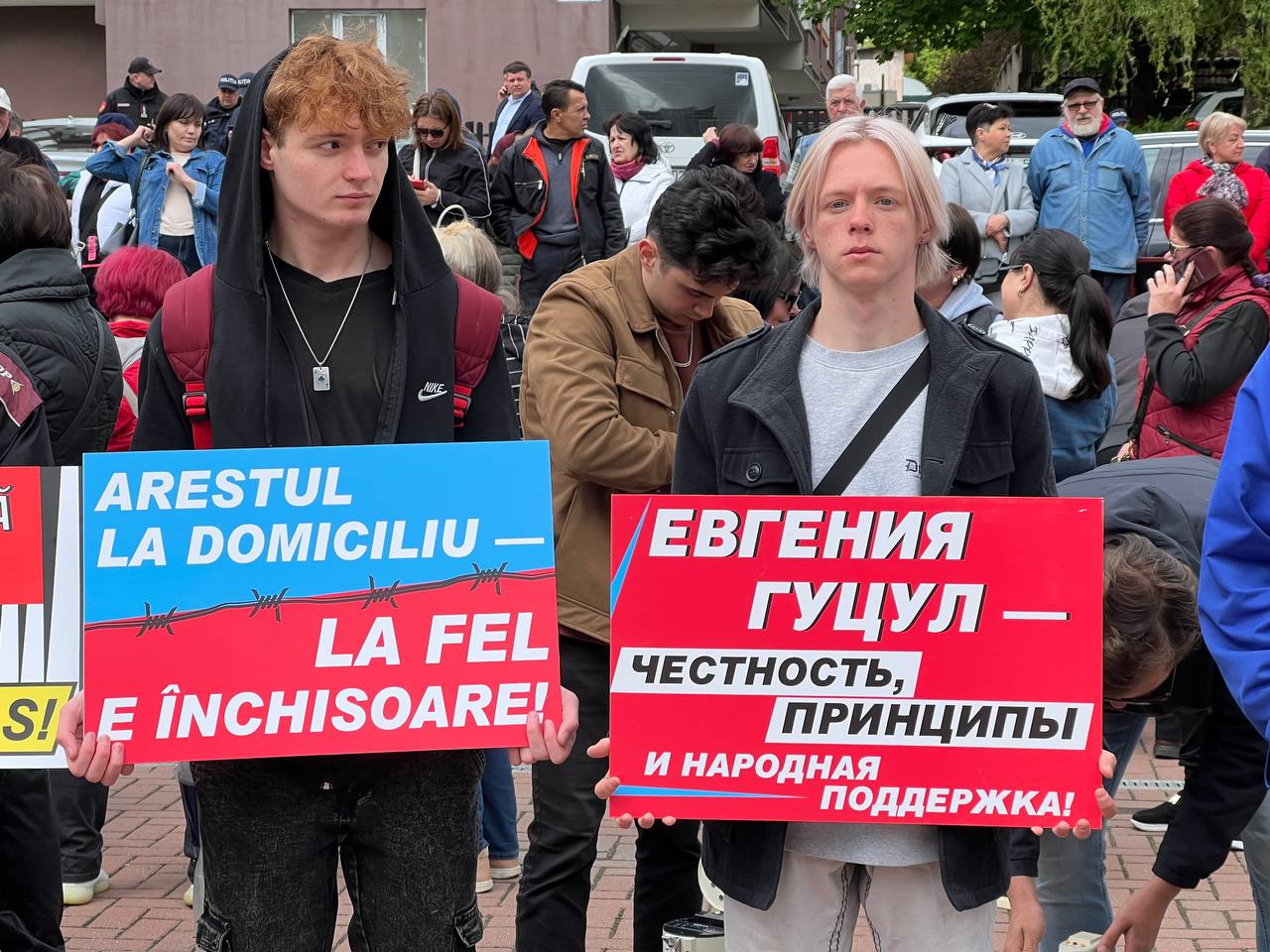 Прокуроры запросили продление домашнего ареста в отношении главы Гагаузии Евгении Гуцул на 30 дней. Заседание суда по определению меры пресечения состоится сегодня в суде сектора Чеканы. У судебной инстанции в эти минуты проходит акция в поддержку башкана Гагаузии. Сторонники главы автономии требуют справедливой юстиции.