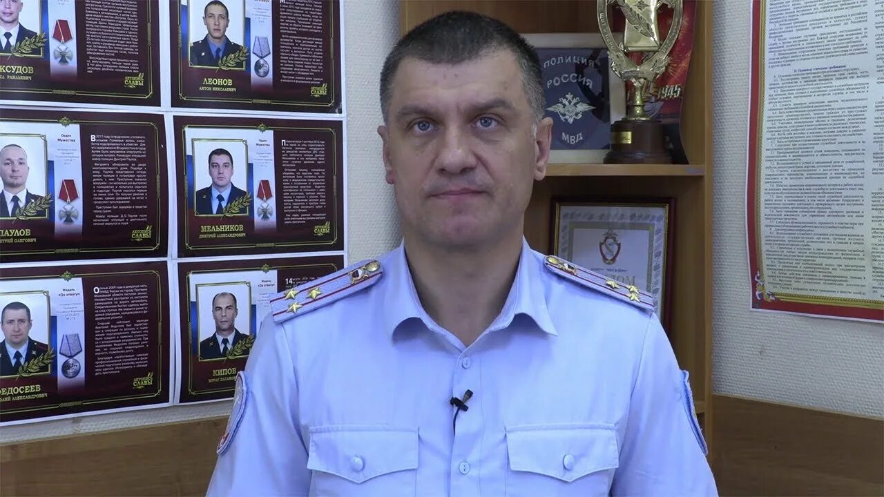 В Питере задержали за взятки начальника пресс службы ГУ МВД Вячеслава Степченко Полицейский получил около 660 тыс рублей за передачу информации и видеозаписей с камер на местах происшествий сообщают местные СМИ Степченко получал деньги от 65 летнего админа канала Конкретно ру с 2022 года Подозреваемого задержали и предъявили ему обвинения в получении взятки Кроме того работнику паблика также предъявили обвинения в даче взятки отмечают СМИ Следователи провели обыски и изъяли технику Подписывайся на Голос страны в МАХ