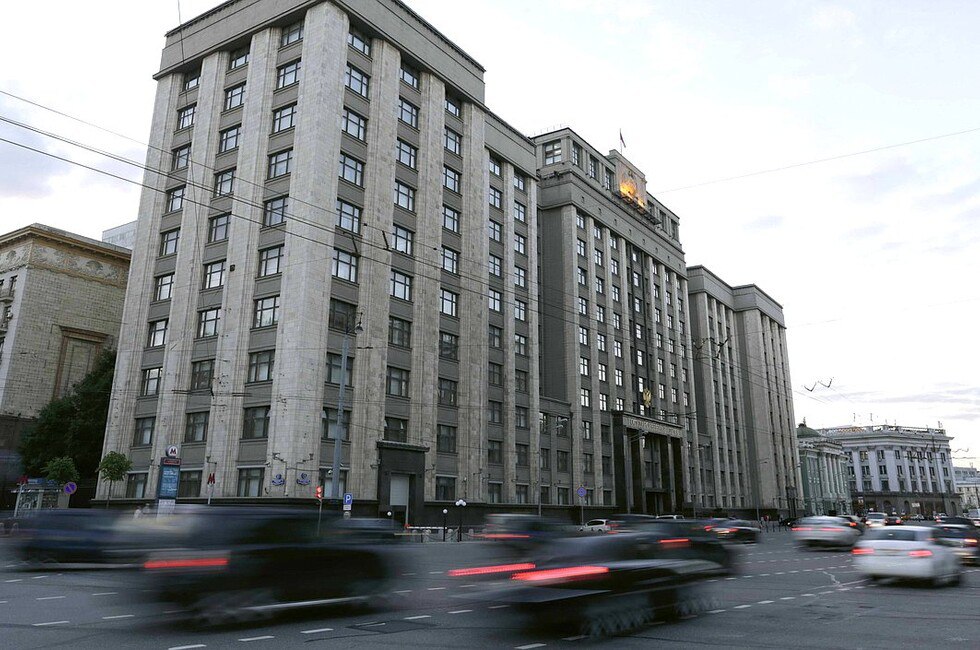 В Госдуме предложили ужесточить законодательство о рекламе букмекерских услуг О законопроекте рассказал СМИ2 автор инициативы заместитель председателя комитета Госдумы по экономической политике Артем Кирьянов По его словам реклама букмекеров в интернете воспринимается пользователями как призыв к постоянному азарту В частности предлагается обязать букмекеров размещать информацию о рисках и возможных последствиях участия в азартных играх Также предусмотрена дополнительная ответственность для поисковых систем за размещение рекламы такого рода Читать полностью Подписаться