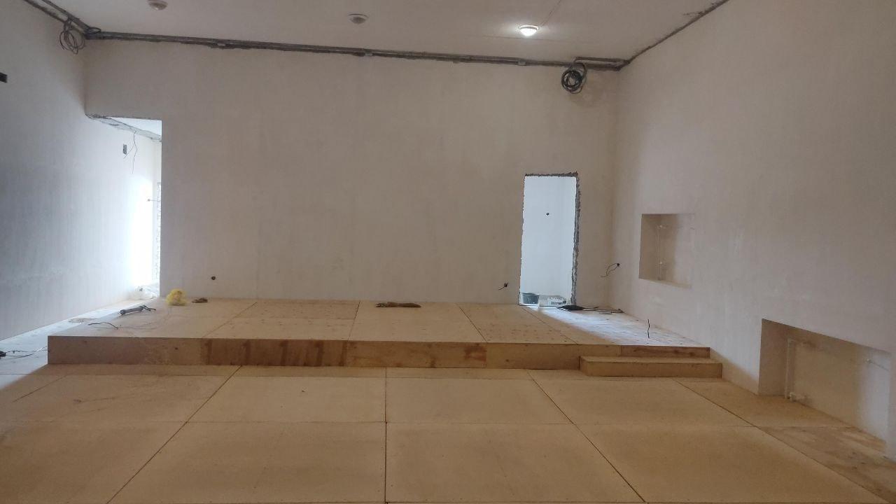 Краснодарский край ведет активную работу по капитальному ремонту Константиновской школы Строители завершают капитальный ремонт школы в селе Константиновка Горностаевского района. Они заканчивают отделку основных помещений и создают современный и удобный интерьер для учебного процесса. Сейчас внимание сосредоточено на актовом зале, где ведётся устройство деревянных полов и монтаж новой сцены — центральных элементов торжественных и культурных мероприятий. В раздевалке создаётся удобная напольная площадка со ступенями, обрамлёнными прочным и износостойким керамогранитом. Также установлен потолок типа Armstrong, обеспечивающий не только эстетичный внешний вид, но и функциональность помещения. Особое внимание уделено безопасности: в запасном выходе актового зала смонтирована противопожарная дверь. После завершения всех работ село получит обновлённую школу, отвечающую всем современным требованиям. Здесь будут созданы оптимальные условия не только для качественного обучения, но и для творческого, физического и личностного развития подрастающего поколения. Ремонт станет важным вкладом в будущее Константиновки и всей образовательной инфраструктуры региона.