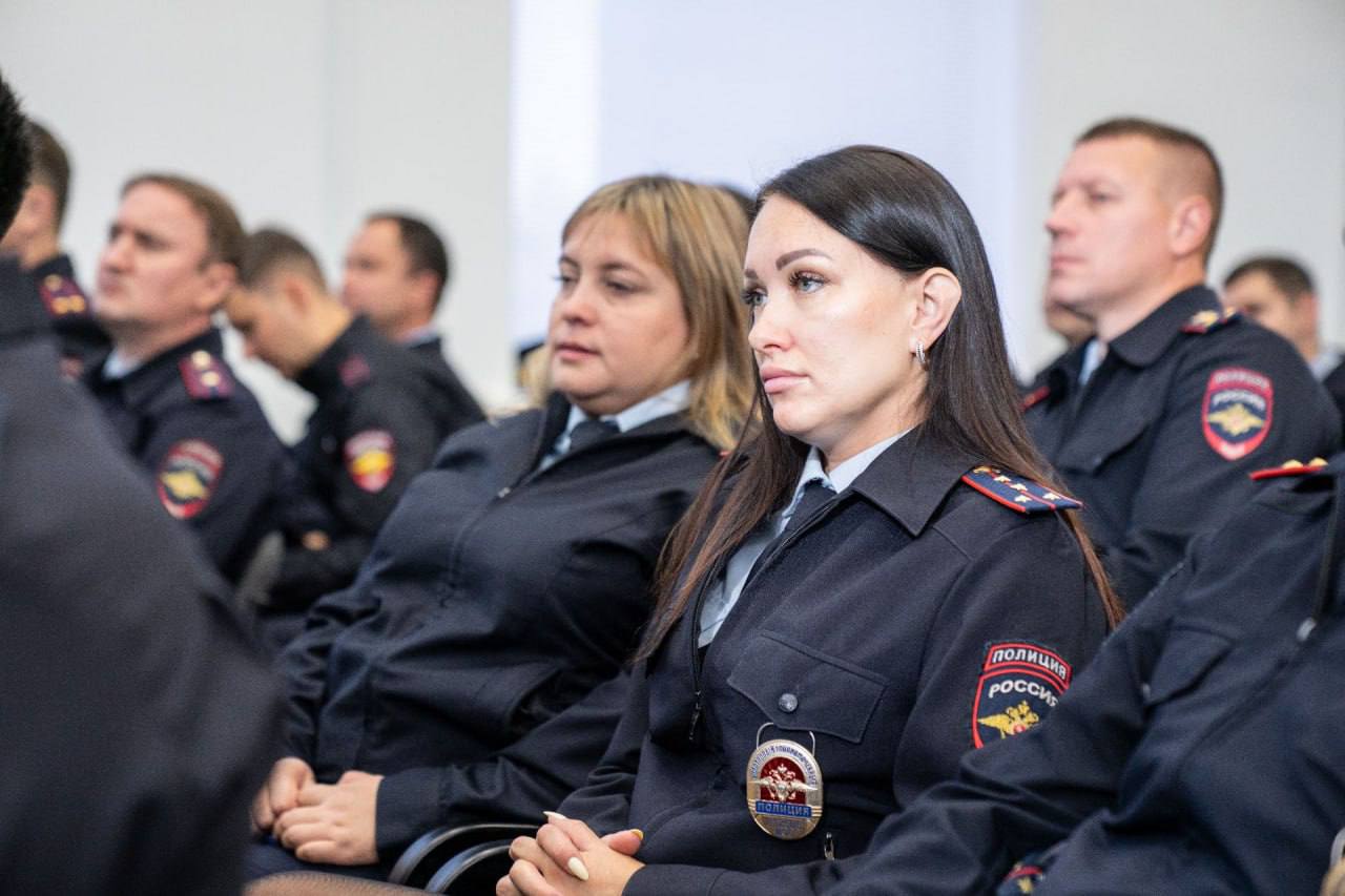 В УМВД России по г о Домодедово новый руководитель В актовом зале администрации Домодедово заместитель начальника ГУ МВД России по Московской области генерал майор юстиции Александр Воронин представил нового начальника УМВД полковника полиции Александра Аксенова На мероприятии присутствовали глава округа Евгения Хрусталёва и городской прокурор Алексей Жоров Александр Аксенов родился в 1983 году в Астрахани Он окончил Саратовскую государственную академию права и Академию управления МВД России имеет квалификацию юрист и степень магистра Служба в органах внутренних дел началась в 2000 году У Александра Аксенова обширный опыт работы в различных должностях включая оперативно розыскные части Он награждён медалями МВД России за отличие и доблесть в службе Поздравляем нового руководителя и желаем успешной работы на благо безопасности нашего округа domodedovo umvd Подписывайся на наш канал в MAX
