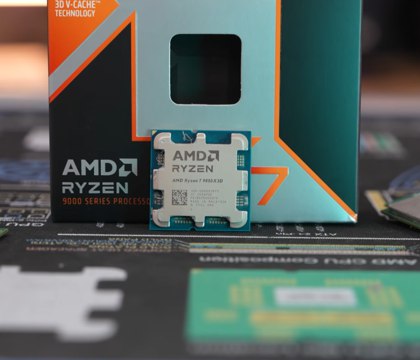 Gamers Nexus сравнили Ryzen 7 9850X3D с Ryzen 7 9800X3D и другими чипами Техноблогеры с канала Gamers Nexus опубликовали обзор на свежий чип AMD Ryzen 7 9850X3D Новинку сравнили с Ryzen 7 9800X3D а также протестировали процессор в паре с дешевым комплектом памяти DDR5 4800 Ryzen 7 9850X3D отличается от Ryzen 7 9800X3D исключительно тактовой частотой буста 5 6 против 5 2 ГГц