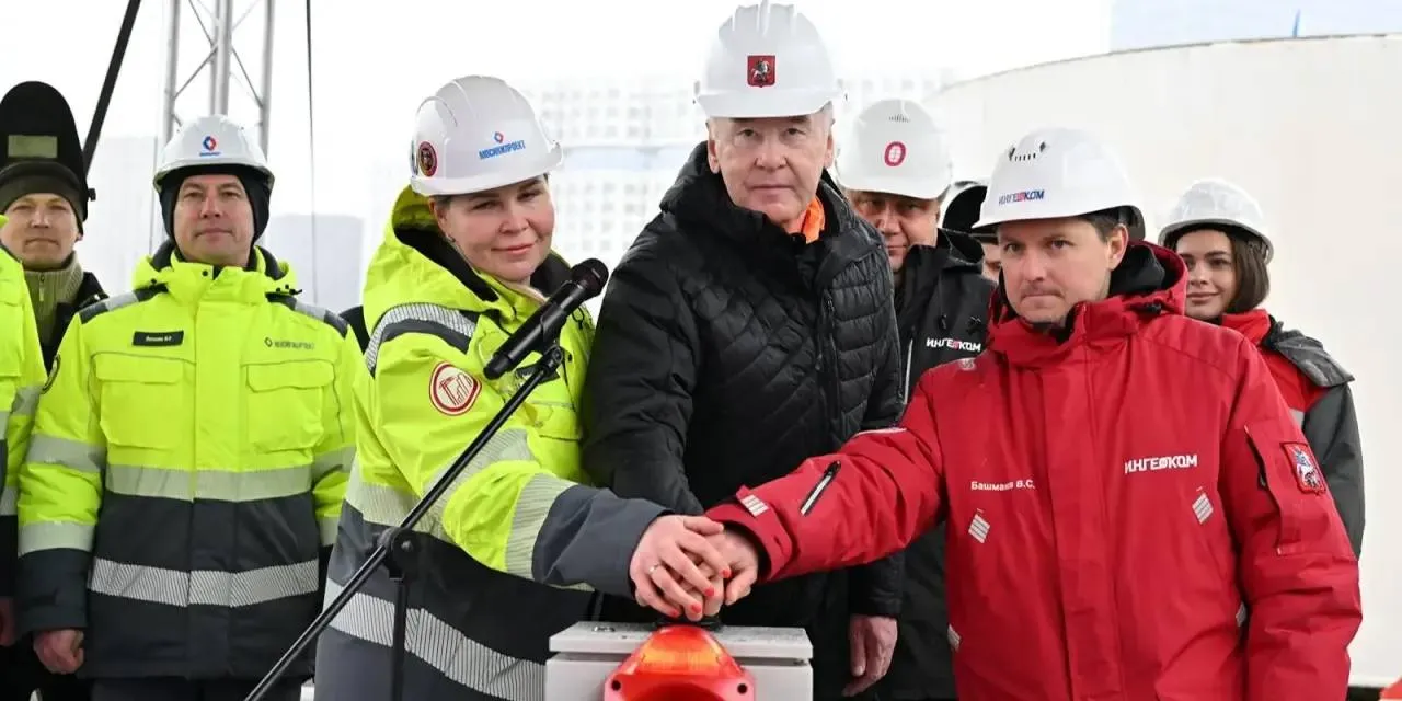 НовостиОкруга Мэр Москвы Сергей Собянин объявил о старте проходки тоннеля от станции метро ЗИЛ до Острова Мечты Начинается строительство уже четвертого тоннеля на новой Бирюлёвской линии Щит Виктория диаметром 6 м пройдет почти 1 5 км между станциями ЗИЛ и Остров Мечты Завершить работы планируется в начале 2027 года Параллельно на других участках идёт строительство двух левых тоннелей от Кленового бульвара в сторону Курьяново и от Острова Мечты до Кленового бульвара Наша Бирюлёвская ветка будет сдаваться в эксплуатацию поэтапно Первый участок ЗИЛ Курьяново в 2028 году а второй Курьяново Бирюлёво в 2029 году Артемьевнасвязи
