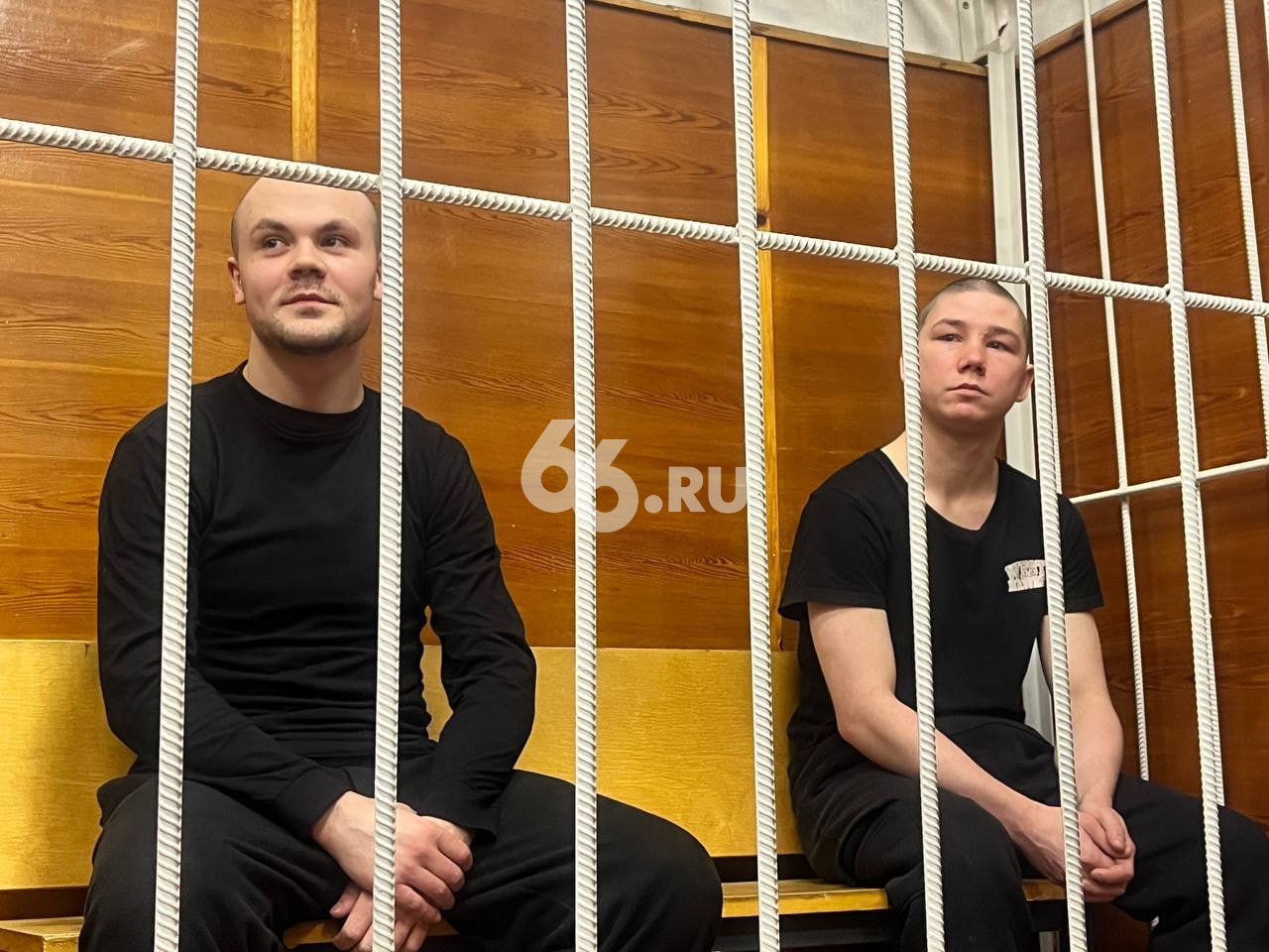 Сбежавшим из СИЗО Екатеринбурга друзьям ужесточат наказание за кражу женской кофты плавок и чая Lipton В суде зачитали новое обвинительное заключение для Ивана Корюкова и Александра Черепанова передает журналист 66 RU Ранее их признали виновными за попытку поджога военкомата Теперь парней будут судить за побег и кражу вещей на 7 тыс рублей Так они забрали футболку с надписью Джентльмен толстовку с текстом Минималист плавки музыкальную колонку женскую кофту очки чай Lipton провода для зарядки телефона брюки плед рюкзак и кроссовки Все это джентльмены вытащили из дома садовников в СНТ Визовец 5 скрываясь от силовиков В ночь на 1 сентября беглецы выбрались из своих камер СИЗО 1 Екатеринбурга с помощью куска проволоки Черепанова поймали через неделю Корюкова через две Теперь им грозит 14 и 16 5 лет соответственно внесены в список террористов и экстремистов Росфинмониторинга Новости из Екатеринбурга