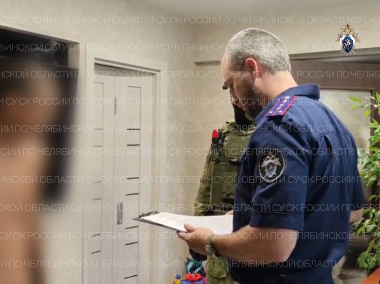 Сотрудника ГАИ в Озерске поймали на сливе данных из ведомственной базы Возбуждено уголовное дело о превышении должностных полномочий, сообщает Следственный комитет. По версии следствия, 11 апреля мужчина собрал информацию о владельце автомобиля и передал знакомому. «В целях поддержания деловых отношений со знакомым, не имея на то законных оснований, воспользовался возможностями доступа к информационной базе данных МВД России, где осуществил сбор информации на физическое лицо, которую впоследствии передал знакомому», - рассказали в СК.