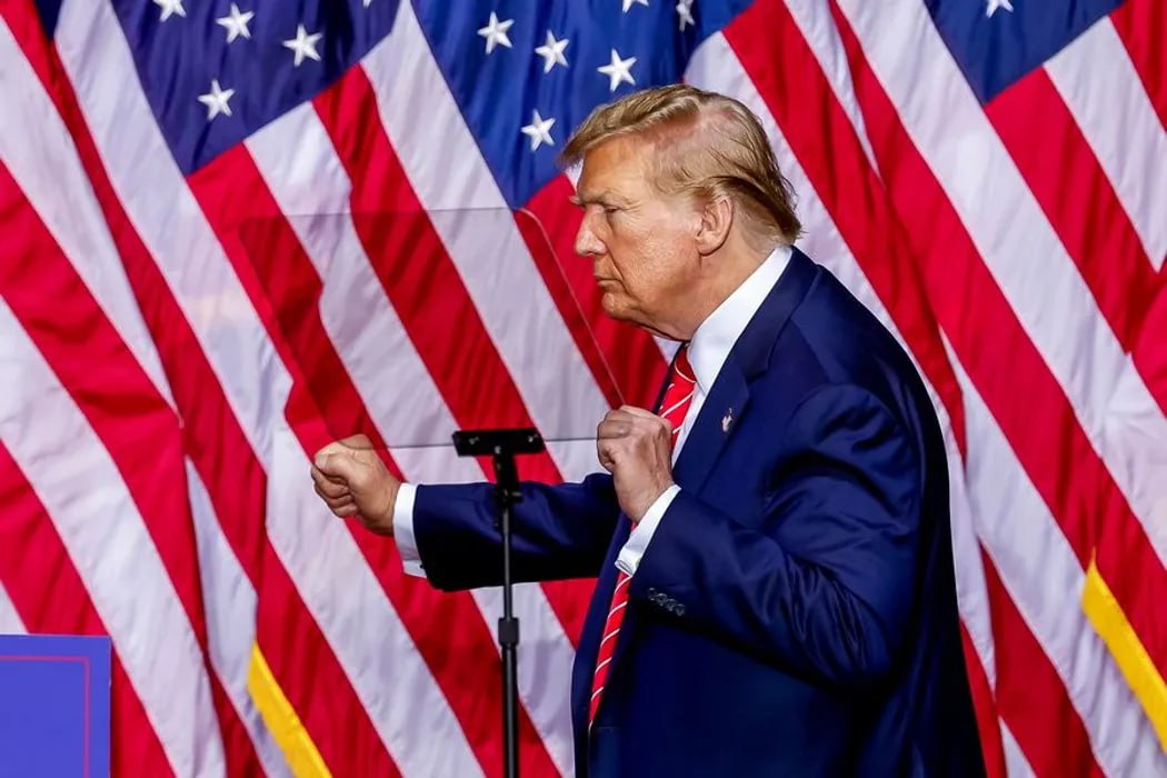 CNBC: миллиардер Баффетт раскритиковал торговую политику Трампа Глава холдинга Berkshire Hathaway Уоррен Баффетт, входящий по версии журнала Forbes в пятерку богатейших людей планеты состояние - $168,2 млрд , подверг критике торговую политику президента США Дональда Трампа. Об этом сообщил телеканал CNBC. "Торговля не должна быть оружием. Я думаю, что чем более будет процветать остальной мир, тем более будем процветать и мы, тем безопаснее будем себя чувствовать мы и наши дети", - цитирует CNBC заявление миллиардера, сделанное им на встрече с инвесторами его холдинга. Телеканал отмечает, что, говоря о пошлинах, Баффетт напрямую не упоминал Трампа. Миллиардер обратил внимание инвесторов на то, что протекционистская политика может негативно сказаться на американской экономике в долгосрочной перспективе.
