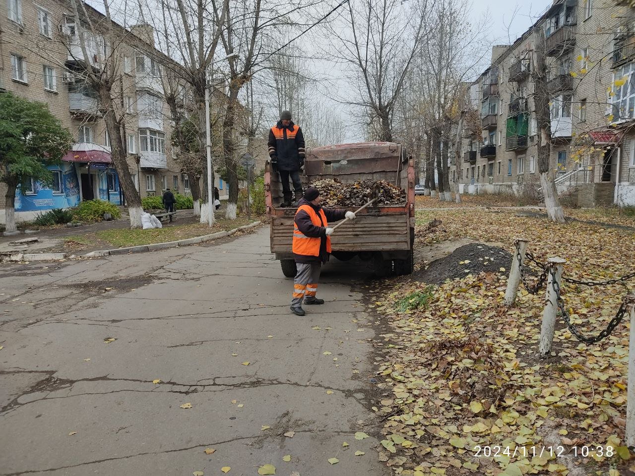 В Молодогвардейске выполнялись работы по благоустройству    12 ноября в Молодогвардейске сотрудники МУП «Дорожно-эксплуатационное управление» провели работы по уборке опавшей листвы и веток на улице Свердлова. В ходе мероприятия было вывезено 6 кубометров органических отходов, что значительно улучшило состояние городской территории.  «Подобные мероприятия являются частью регулярной работы коммунальных служб города, направленной на улучшение качества жизни горожан и поддержание благоустройства территории. Работы в данном направлении будут продолжены», - отметила начальник управления по жизнеобеспечению г. Молодогвардейск, с. Самсоновка Ирина Михайлева.          Одноклаcсники