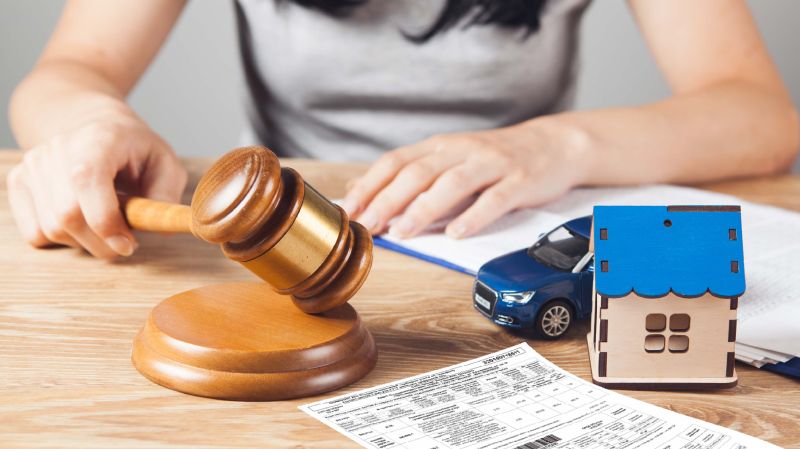 Долги за коммуналку взыскивают с заработной платы камчатцев Из за неоплаченных долгов за тепловую и электрическую энергию службой судебных приставов с начала 2025 года вынесено 1280 постановлений о взыскании с заработной платы и иных доходов должников жителей Камчатского края сообщили агентству КАМЧАТКА ИНФОРМ в Камчатскэнергосбыте С неплательщиков удерживается до 50 поступлений в счет погашения задолженности Пристав исполнитель имеет право наложить арест на банковские счета заработную плату и другие доходы должника Кроме того нерадивых потребителей ожидает запрет на оформление документов на автотранспорт и недвижимость ограничение выезда за пределы страны Если в собственности у неплательщика есть автомобиль вторая квартира или гараж то это имущество также подлежит аресту оценке и Читать на сайте