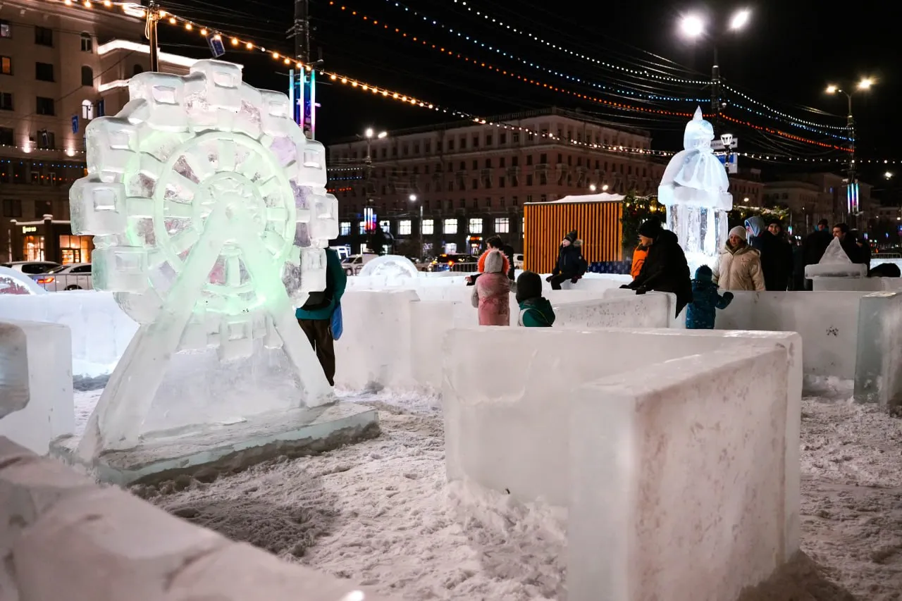 Новый ледовый городок в Челябинске посвятят Культурной столице В конце 2026 года ледовый городок на площади Революции расскажет о культурных пространствах событиях и достижениях Челябинска Для главной новогодней площадки выбрали тему Челябинск культурная столица Голосование проходило с 27 апреля по 10 мая 47 жителей проголосовали за концепцию Челябинск культурная столица уточнил вице мэр по социальному развитию Сергей Авдеев Прошлой зимой ледовый городок таже был связан с жизнью Челябинска его посвятили юбилею города И популярность площадки побила все рекорды только за праздничные выходные ее посетили 182 тысячи человек Читайте Вечерку в Дзен ВКонтакте Одноклассники Max Telegram Прислать нам сообщение фото видео