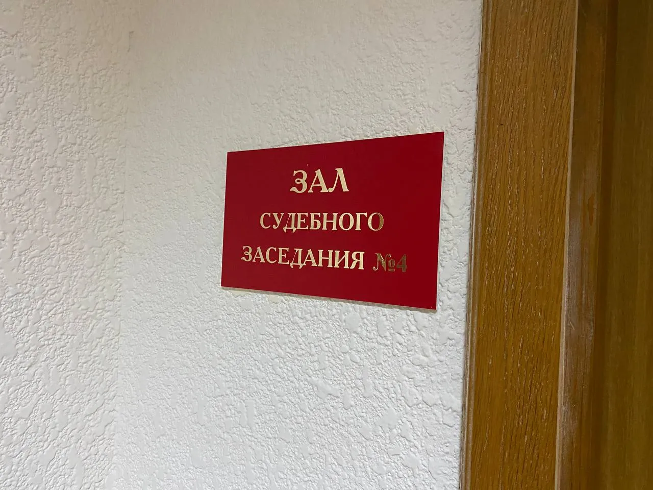 Обрушение карусели Цепочка в Оренбурге суд поставит точку Про Происшествия Приговор по делу об обрушении карусели Цепочка в ОренПарке огласят сегодня в Дзержинском районном суде Оренбурга Напомним 6 мая 2023 года во время движения упал аттракцион Пострадали 19 человек На скамье подсудимых оказались директор ООО Аттракцион Сервис гендиректор и главный инженер ООО Винтаж Их обвиняют в нарушении требований безопасности Согласно материалам дела подозреваемый допустили эксплуатацию на территории ОренПарка аттракционов с неисправностями из за длительного использования и плохого обслуживания Точку в разбирательстве поставят уже сегодня Сайт Telegram VK Max 16 oren4oren