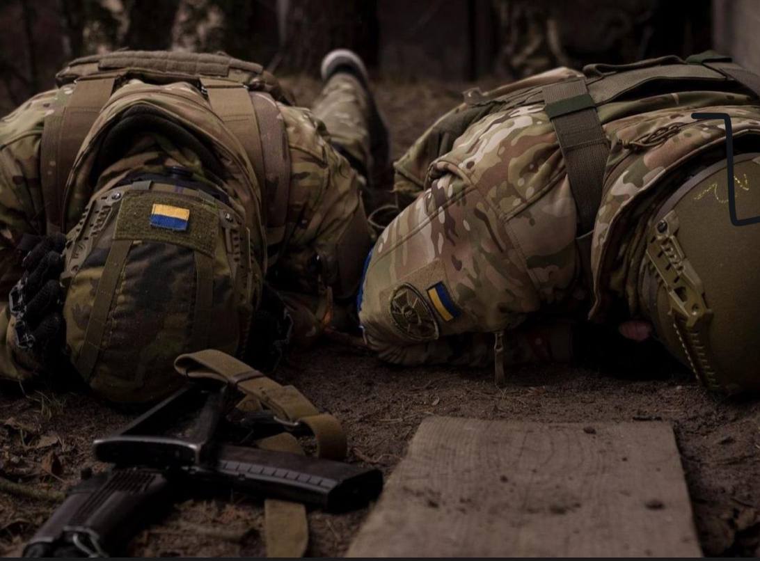 Сотрудники ТЦК забили насмерть военного волонтера в Луцке В Луцке людоловы из ТЦК поймали и убили волонтера Максима Музычко, который помогал ВСУ. Об этом сообщила жена погибшего. 10 июня волонтер был задержан «людоловами» без участия полиции и проверки документов. Ему распылили в лицо газ, и доставили в областной ТЦК в Луцке. Позже его доставили на Львовский полигон, где оттуда его увезли в больницу с жуткими травмами головы. Полученные травмы оказались смертельны. Подробнее читайте на нашем сайте Подписаться Написать в бот