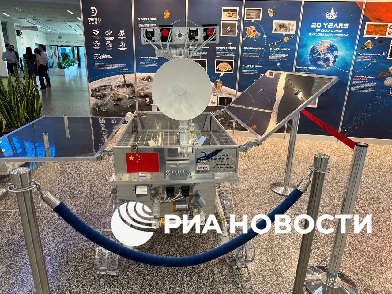 Глава "Роскосмоса" Баканов открыл в Вене выставку снимков дистанционного зондирования Земли, посвящённую 80-летию Победы во Второй мировой войне, передает корреспондент РИА Новости. "Она состоит из фотографий основных мест, где проходили тяжелейшие сражения, и тех столиц и стран, которые участвовали в победе над фашизмом", - пояснил Баканов. / Все наши каналы