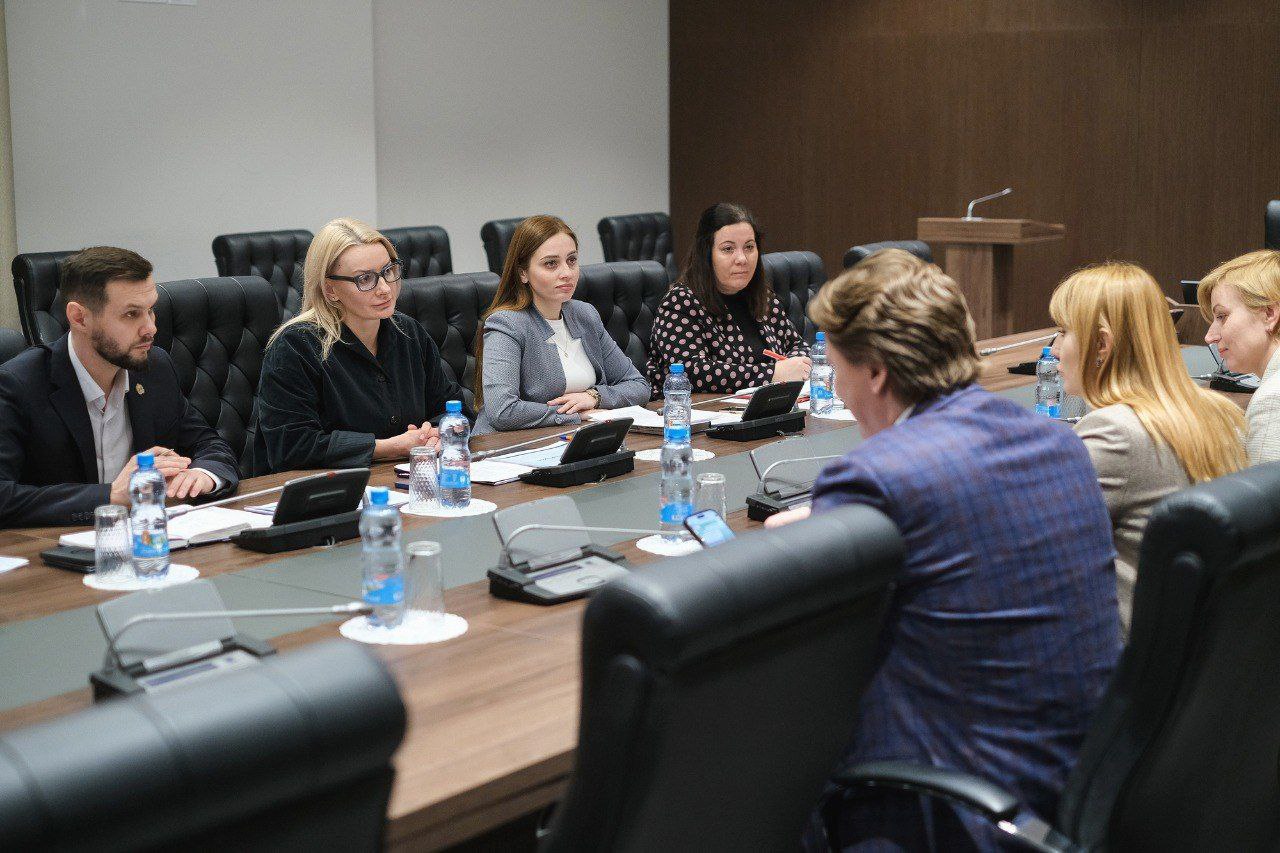 В Новгородской области появится сводный каталог литературы по СВО Во всероссийском проекте примут участие библиотеки страны Задача организация социального института объединяющего информационную воспитательную психологическую и практическую поддержку для бойцов и создание образовательных пространств для участников СВО и членов их семей проведение творческих встреч выставок и многое другое В Новгородской области сейчас работают 310 библиотек где уже формируется специальный книжный фонд посвященный событиям и героям специальной военной операции организуются книжно иллюстративные выставки и презентации книжных новинок На сайте областной библиотеки сформирован перечень литературы на тему СВО