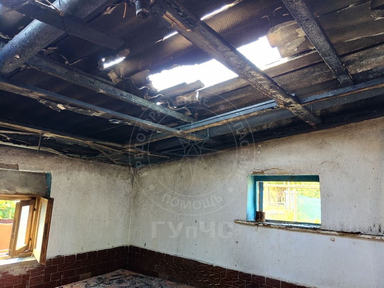 Забыл еду на плите и устроил пожар  В Незавертайловке, вечером 2 августа, мужчина во времянке поставил на плиту казан, чтоб сварить собаке кашу. После решил растопить сало, и пока варилась еда, пошёл посмотреть телевизор. Через некоторое время в доме погас свет. Когда вышел во двор, увидел, что времянка горит. Соседи почувствовали запах дыма и вызвали пожарных.  До прибытия огнеборцев, хозяин самостоятельно тушил огонь внутри. Пожарные снаружи пролили водой времянку и крышу, на которую перекинулось пламя. На ликвидацию понадобилось около 10 минут. Площадь горения – 6 квадратных метров.   Причина – неосторожное обращение с огнём при приготовлении пищи.    Пресс-служба ГУпЧС МВД ПМР
