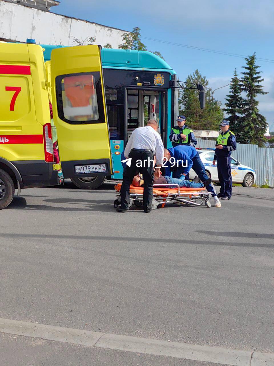 Скорую и полицию вызвали к автобусу на МРВ Об этом сообщила читательница . Она предположила, что мужчине стало плохо или он упал во время поездки, так как на его шее был специальный воротник. В ТК «Рико» рассказали, что мужчина жив и в сознании: — По предварительной информации, мужчина в состоянии сильного алкогольного опьянения упал на автобус у МРВ и получил травму, его увезла скорая помощь. Подписаться