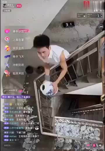 Китайцы представили оригинальный метод тренировки бицепсов с использованием ваз