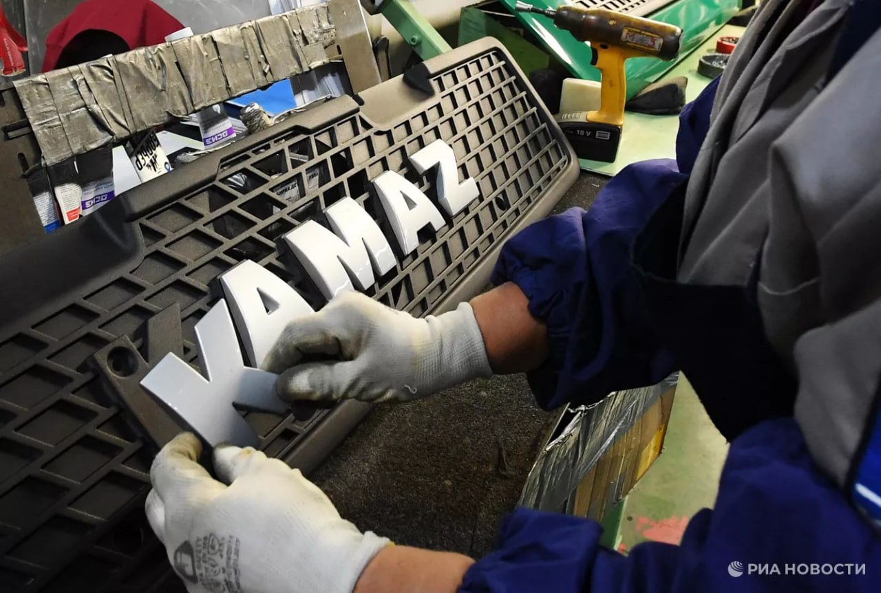 Камаз с этого понедельника вернулся к пятидневному рабочему графику До этого на производственных подразделениях компании на которых не было полной нагрузки была введена четырехдневная рабочая неделя Данное решение действовало с августа Подписаться на РИА Новости экономика Все наши каналы