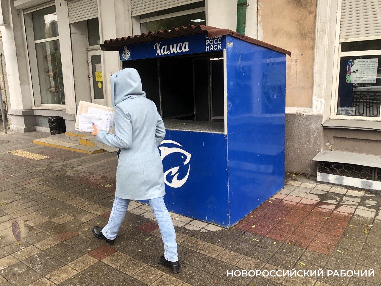 НР общество Хамса 700 рублей Вы серьезно Рыбаки Новороссийска вышли на хамсовую путину 20 октября суда новороссийских рыбаков вышли в Азовское море на хамсовую путину Каждый день ловится 5 6 тонн свежей хамсы А между тем первая хамса появилась на прилавках по цене 700 рублей за килограмм Что это за рыба свежая ли Или из замороженного сырья то есть прошлогодняя Этот вопрос я задала Юрию Атанову руководителю новороссийского предприятия по добыче рыбы Рыбу ловим пока немного говорит Юрий Атанов Работаем в Азовском море Хамсу уже продаём оптом торговым предприятиям страны Но не факт что она дошла до прилавков новороссийцев Скорее всего это севастопольская прошлогодняя хамса приготовленная из замороженного сырья Отличить азовскую рыбу от черноморской хамсы можно так азовка имеет длину тела 8 9 сантиметров серую спинку черноморская хамса выловленная в прошлом году и замороженная длиннее 12 сантиметров у нее крупная голова тело более темное Массово азовская хамса пойдет только 3 4 ноября уточняет Атанов Из моря Азовского она двинется в сторону Черного моря ловить ее будем в акватории от Керчи до Анапы а затем в районе Новороссийска и Геленджика И о ценах в прошлом году первая осенняя хамса продавалась за 500 рублей килограмм В этом году как видите путина стартовала с 700 рублей за кило Как говорится инфляция Новороссийский рабочий