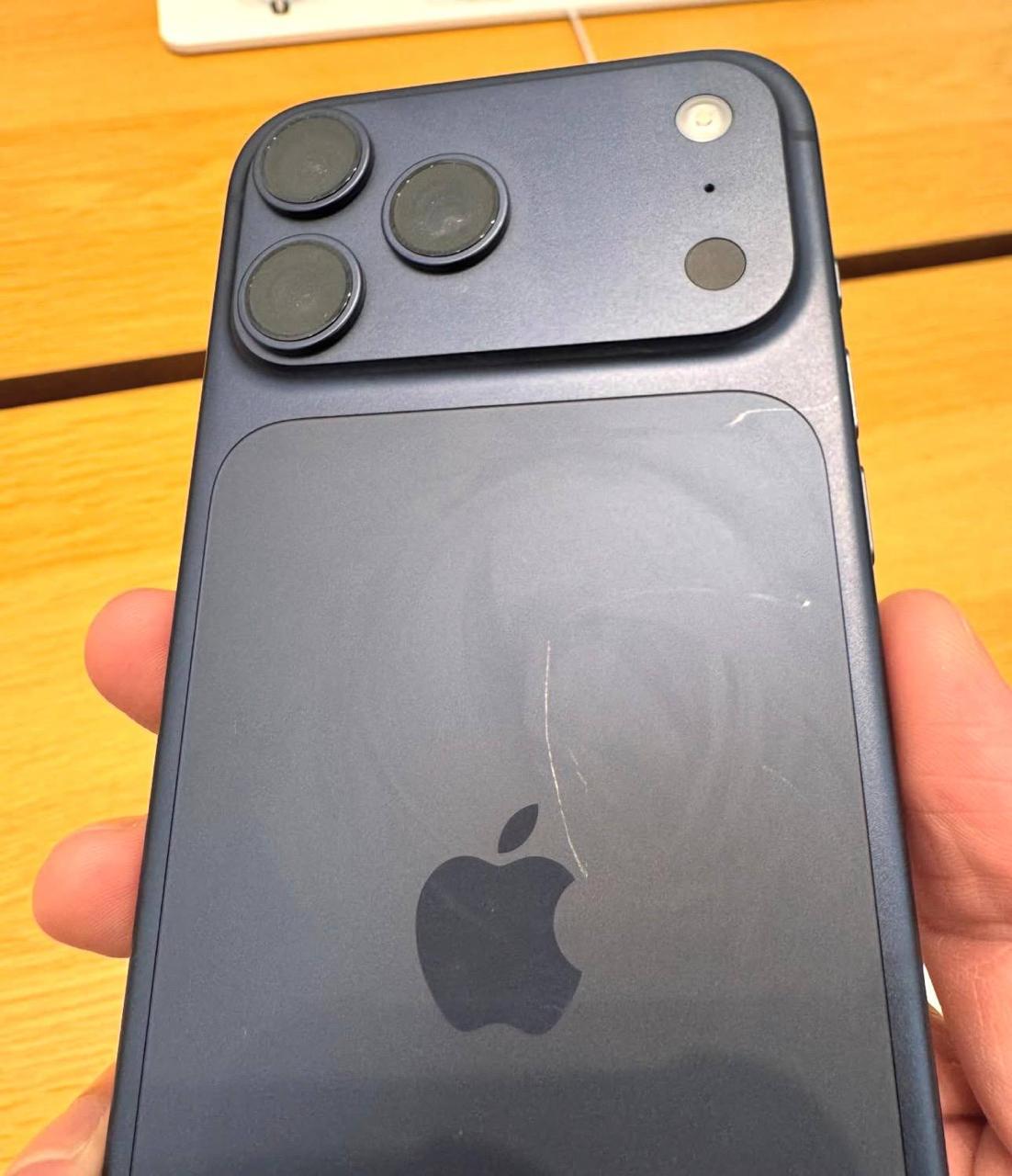 Новые iPhone 17 ОЧЕНЬ ХРУПКИЕ смартфоны легко царапаются и получают сколы Причина в том что линейка сделана из алюминия а не из титана как Air Этот материал гораздо легче царапается и деформируется поэтому использовать смартфон без чехла точно не стоит Смартфоны оказались настолько хрупкими что на витринах Apple Store уже лежат покоцанные Качество