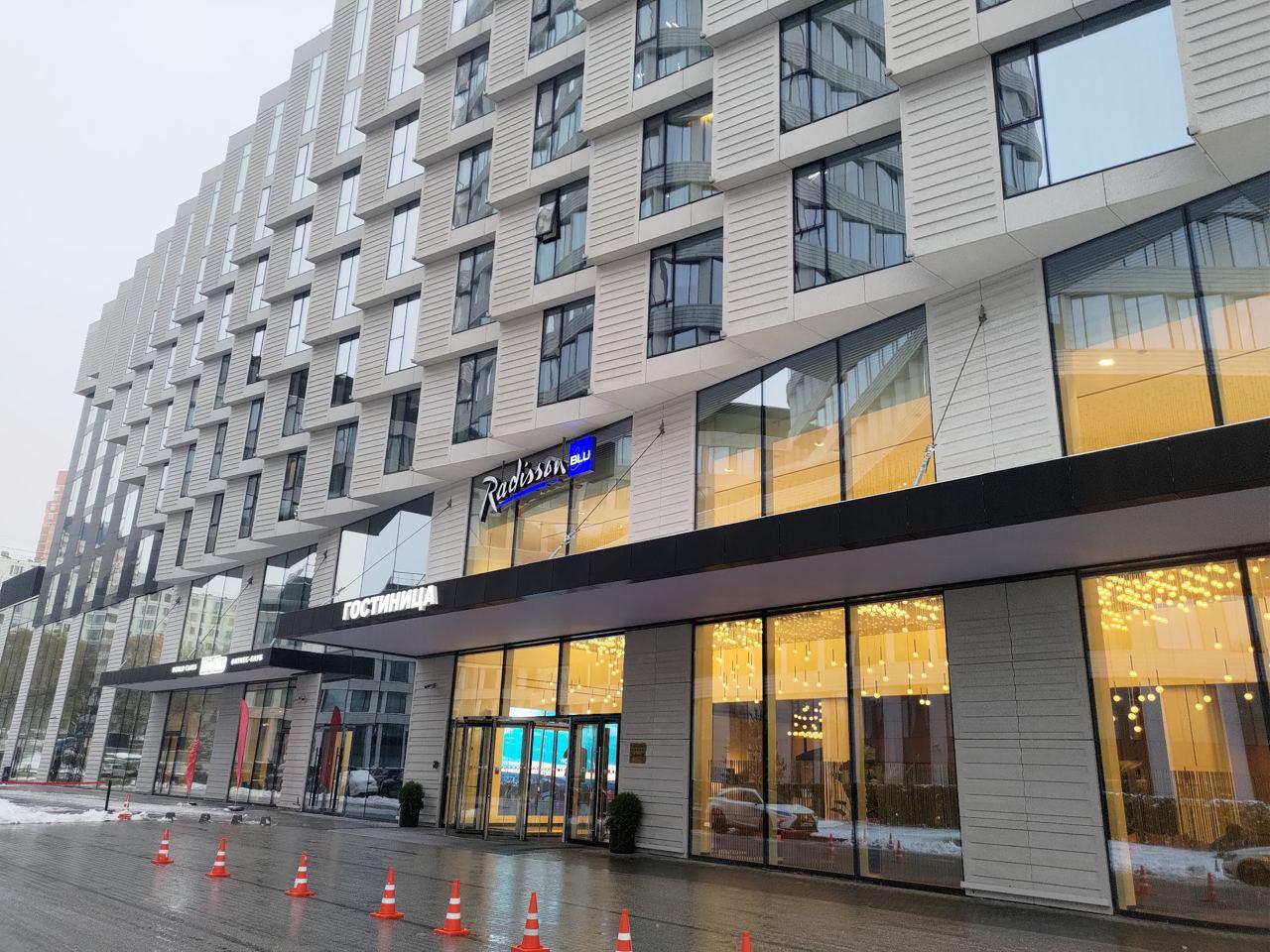 Семейство Radisson Hotels начало тестировать предварительную регистрацию гостей через мессенджер MAX Суть простая после бронирования гость получает ссылку заходит в чат бот отеля даёт согласие на обработку данных через Госуслуги и анкета на заселение заполняется автоматически Бумаги очереди и ручной ввод данных на ресепшене мимо Пока пилот запущен в Radisson Blu на Ленинском проспекте но логика понятна если взлетит масштабируют на всю сеть Технически решение собрано вместе с TravelLine то есть речь не про разовый IT эксперимент а про попытку встроить цифровой check in в существующие гостиничные процессы Для рынка это важный сигнал Во первых государственные цифровые контуры мессенджер Госуслуги всё активнее заходят в гостеприимство Во вторых ресепшен постепенно перестаёт быть пунктом переписи населения и начинает возвращаться к сервису Следим Ночной портье