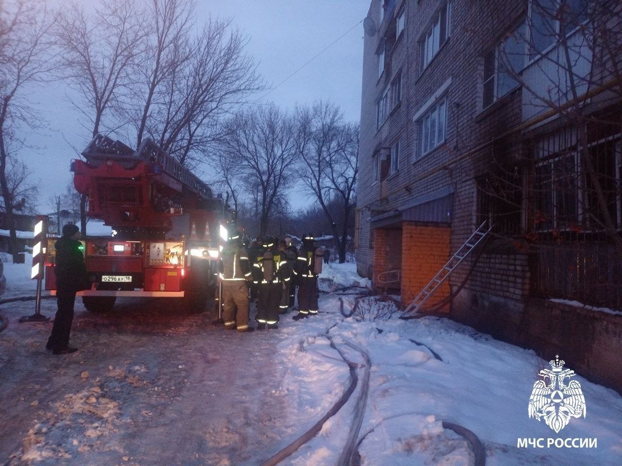 13 человек спасли на пожаре в Удмуртии  Сегодня около 8.00 в Сарапуле на ул. Рабочая загорелась  квартира на 1 этаже 5-этажного дома. В ходе разведки огнеборцы обнаружили в ней 77-летнего мужчину и 70-летнюю женщину, они уже не подавали признаков жизни.   До приезда скорой помощи пожарные боролись за их жизнь и смогли привести в чувство. С отравлением продуктами горения средней тяжести их госпитализировали.  - Из-за сильного задымления в подъезде едва не пострадали и соседи. Они не могли самостоятельно покинуть свое жильё. С помощью спасательного устройства для органов дыхания  маска самоспасатель  и автолестницы спасены 11 человек, из них 4 детей. Еще 23 человека эвакуированы. Причина возгорания устанавливается, - рассказала Ольга Михайлова, начальник пресс-службы МЧС Удмуртии.   Огонь на площади 20 квадратных метров потушили 13 специалистов и 5 единиц техники МЧС России.   Установи в жилье пожарный извещатель. Прибор среагирует на малейшие частицы дымы и подаст громкий звуковой сигнал, который услышит даже крепко спящий человек.