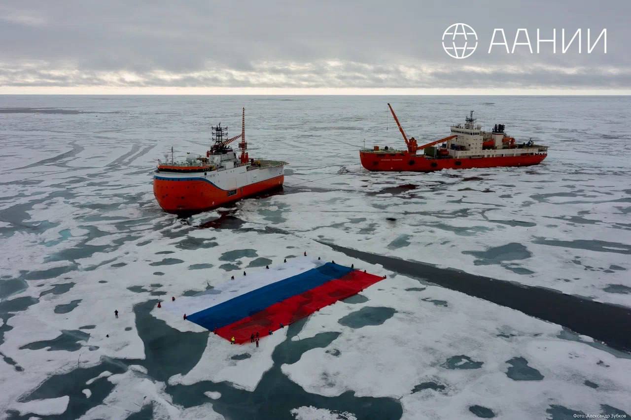 ААНИИ в сентябре и октябре на Севморпути ожидаются благоприятные условия для судоходства По данным ученых Арктического и антарктического научно исследовательского института во второй половине навигации в период с сентября по октябрь 2025 года во всех российских арктических морях на трассе Северного морского пути ожидается благоприятный фон развития осенних ледовых условий Ледообразование в арктических морях начнется в обычные сроки или на несколько дней позже среднемноголетний значений но может проходить интенсивнее чем в прошлые года ААНИИ