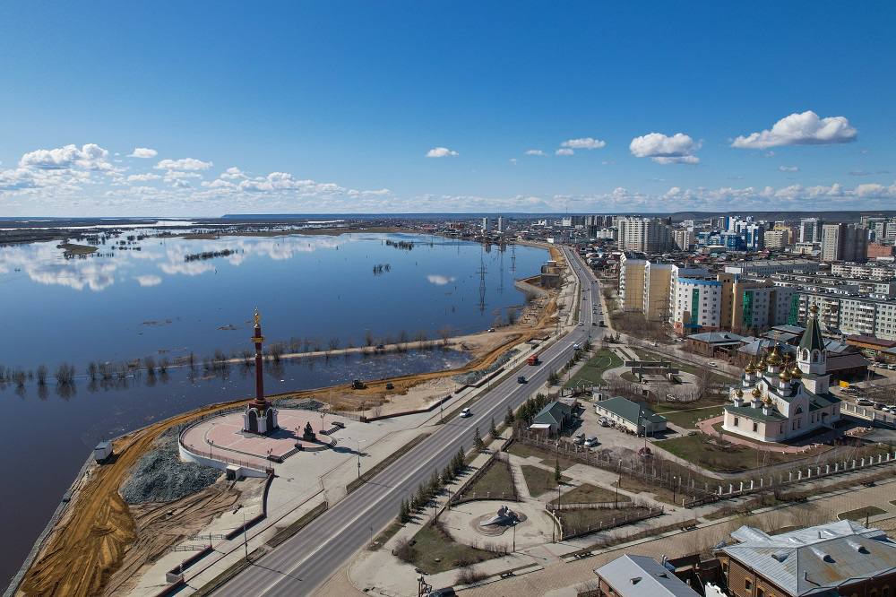 В Якутии разработали технологию активного охлаждения грунтов Основные моменты Разработчики Инженерно технический институт Северо Восточного федерального университета совместно с компанией Сэттэ Цель разработки Термостабилизация грунтов в условиях таяния вечной мерзлоты Принцип работы основан на охлаждении грунта с использованием специальных установок Холодильный агрегат охлаждает хладагент до минус 10 17 градусов Цельсия который затем поступает по трубопроводам в грунт предотвращая его оттаивание Потепление климата привело к повышению средней годовой температуры в Якутии на два градуса за последние десятилетия что вызывает риск разрушения зданий и инфраструктуры Прогнозируемые экономические потери от таяния мерзлоты оцениваются до 1 7 триллиона рублей Новая технология успешно применялась при строительстве многоквартирных домов в Якутске позволяя ускорить процесс возведения железобетонного каркаса Исследования направлены на создание инновационных типов свай с встроенными охлаждающими элементами что позволит повысить устойчивость строительных конструкций в будущем Эта разработка представляет собой важный вклад в решение проблем вызванных изменением климата и демонстрирует инновационные подходы к сохранению устойчивости инфраструктуры в регионах с вечной мерзлотой