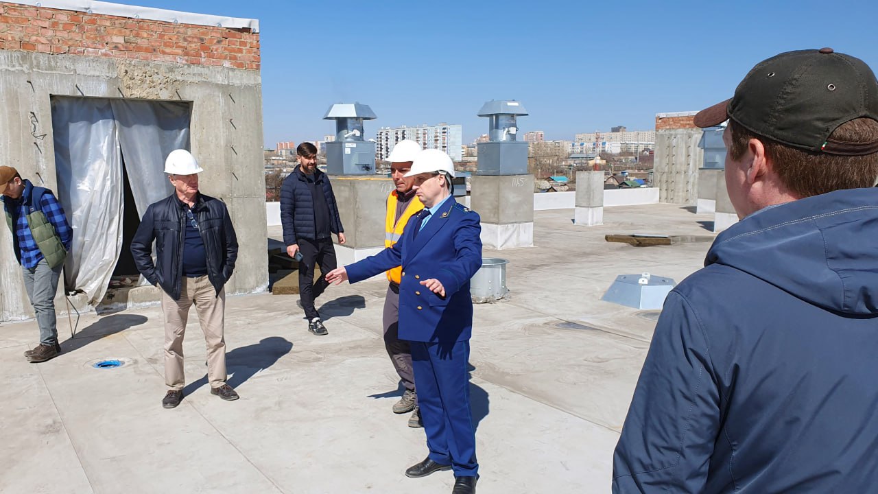 Прокуратура выявила нарушения при строительстве концессионного детсада в Чите Прокуратуры провела проверку работ при строительстве детского сада по улице Коллективной в Чите. На объекте, который возводится по концессии, нашли нарушения. Сейчас завершены общестроительные работы, идёт монтаж системы отопления и внутренняя отделка. Объект готов на 58 %. Однако прокуратура считает, что стройка идёт медленно – на объекте находится меньше рабочих, чем указано в проекте организации, общий журнал работ не заполняется. Также не внесены изменения в концессионное соглашение, которые бы позволили привлекать к строительству заёмные средства. Прокуратура Железнодорожного района Читы внесла директору управляющей организации ООО «Поколение будущего» представление с требованием устранить нарушения. Фото: тг-канал 18+ прокуратуры Забайкалья ChitaMedia Забайкальский край