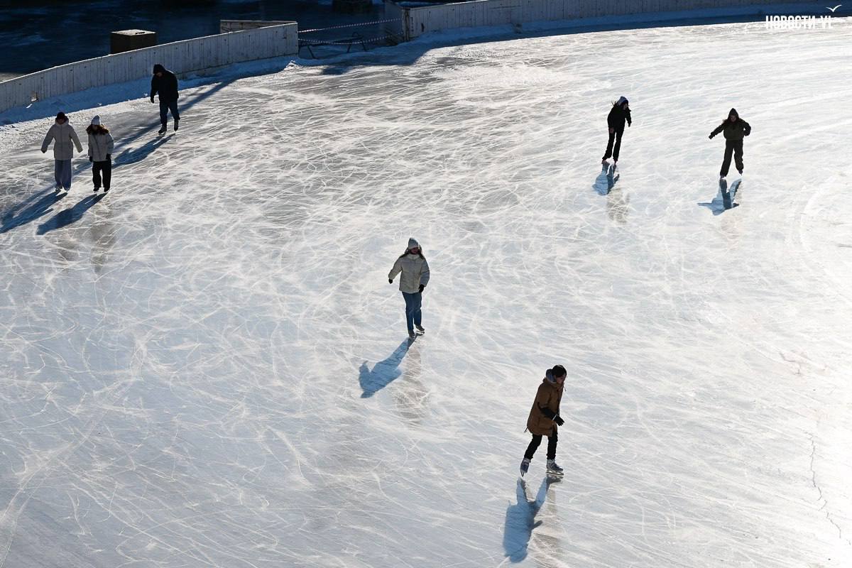 Каток на Авангарде сегодня не работает из за тёплой погоды В понедельник 29 декабря каток на стадионе Авангард не работает Лёд на нём тает и это опасно для катающихся