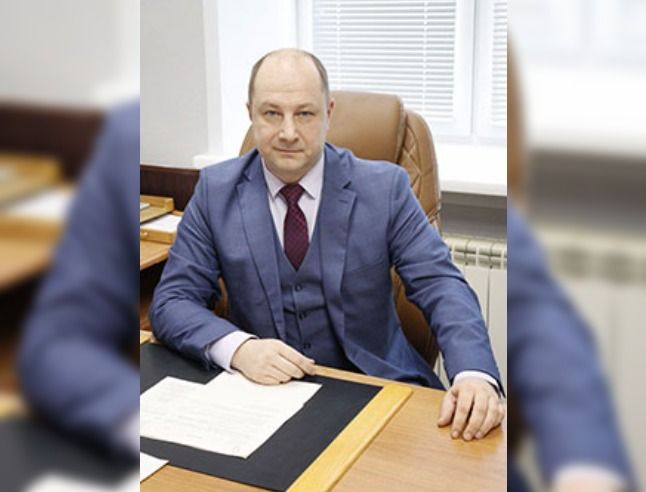 Задержан замглавы Железногорска В Железногорске задержали заместителя главы города Романа Вычужанина сообщил депутат Законодательного Собрания Алексей Кулеш По его словам Вычужанин задержан в рамках расследования уголовного дела в отношении сотрудников администрации обвиняемых в выводе нескольких миллионов рублей из городского бюджета на контрактах по уборке несанкционированных свалок вокруг города Оставить обращение Мы в MAX
