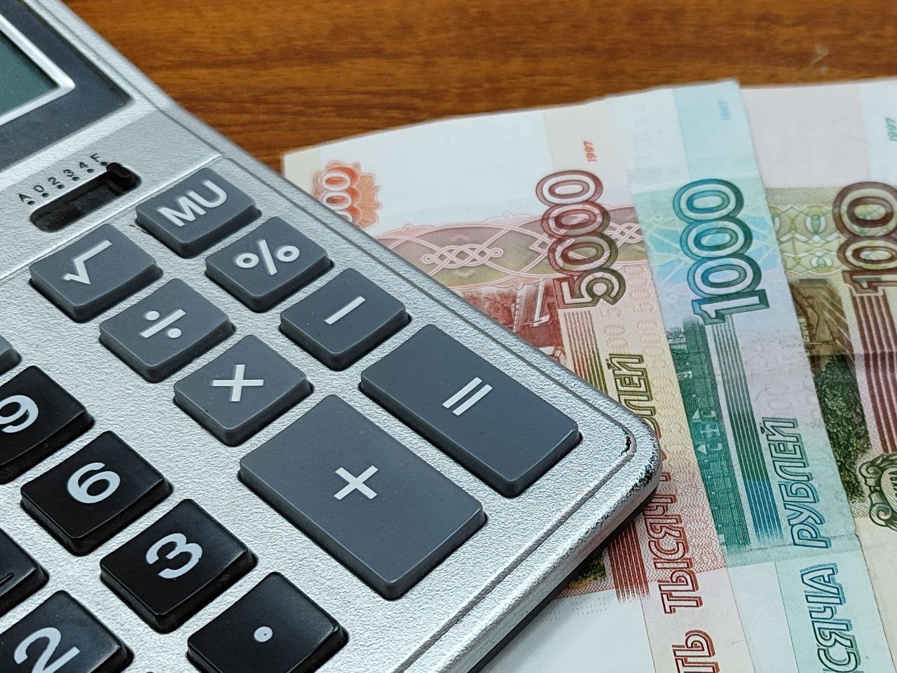 В Бурятии директор спортивного учреждения подозревается в растрате денежных средств Он распоряжался финансами по своему собственному усмотрению В Республике Бурятия расследуется уголовное дело на директора регионального автономного учреждения спортивной подготовки. Он подозревается в растрате вверенных денежных средств с использованием своего служебного положения. По данным следствия, подозреваемый по своему собственному усмотрению распоряжался финансами, которые выделялись на обеспечение спортсменов на соревнованиях. А именно – на проезд, проживание, суточные, питание и витаминизацию. И, таким образом, причинил ущерб размером 90 тысяч рублей. Это преступление выявили сотрудники УЭБ и ПК МВД по Республике Бурятия. Подозреваемому грозят альтернативные виды наказания, включая денежный штраф. В настоящее время проводятся следственные действия для установления полной картины преступления, а также сбор доказательственной базы. Газета РБ
