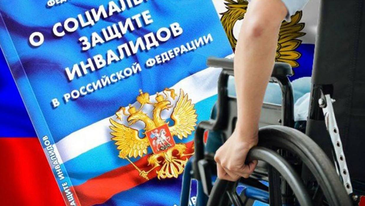 В Белоярском районе по требованию прокуратуры трое инвалидов обеспечены техническими средствами реабилитации Белоярская межрайонная прокуратура провела проверку по обращениям двух инвалидов третьей группы и одного инвалида первой группы о нарушении их прав на обеспечение техническими средствами реабилитации Установлено что заявители состоят на учете в региональном отделении Социального фонда России в целях обеспечения их экзопротезами молочной железы опорой металлической в кровать и иными средствами реабилитации В нарушение норм законодательства заявителям в установленный срок указанные средства не предоставлены Межрайонная прокуратура в интересах лиц с ограниченными возможностями здоровья направила в суд исковые заявления об обязании учреждения обеспечить их техническими средствами в соответствии с их индивидуальными программами реабилитации абилитации Кировский районный суд г Екатеринбурга удовлетворил требования прокурора обязав учреждение выдать данным жителям Белоярского района устройства для компенсации ограничений жизнедеятельности После вмешательства надзорного ведомства инвалидам предоставлены необходимые технические средства реабилитации