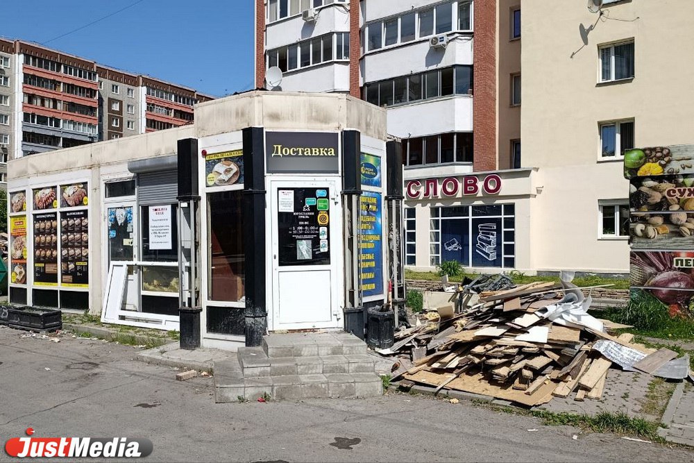 Верховный суд РФ признал законным снос киосков в Екатеринбурге Он отменил решение кассационного суда о признании незаконным постановления правительства Свердловской области о сроке продления договоров о размещении нестационарных торговых объектов НТО на два года Таким образом положение нормативного акта остается в силе При окончании срока договора аренды власти смогут сносить киоски и проводить новые аукционы Напомним в сентябре 2025 года кассационная инстанция отменила постановление свердловского правительства от 2022 года о двухлетнем сроке продления договоров на размещение НТО Суд установил что сроки действия договоров согласно федеральной норме должны были истечь не раньше конца 2026 года justmediaru