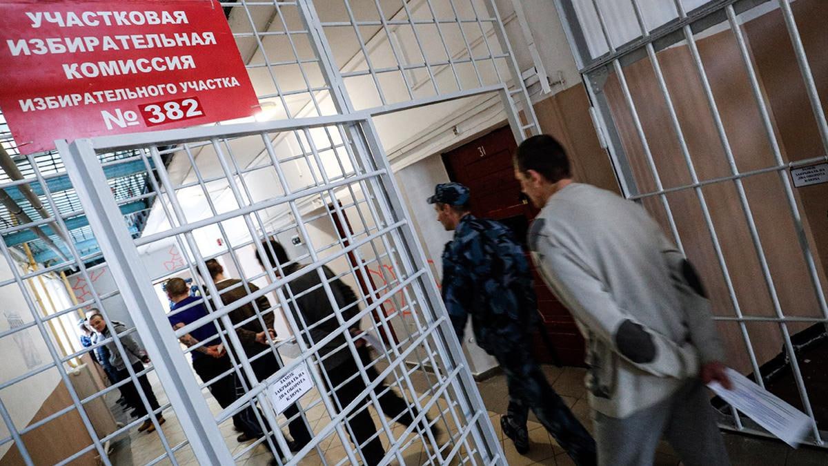 КС РФ: осужденные в СИЗО не имеют избирательных прав Конституционный суд разъяснил, что осужденные, временно находящиеся в СИЗО, не имеют права участвовать в выборах. Решение принято по запросу ЦИК, который просил уточнить, распространяется ли лишение избирательных прав на граждан, уже приговоренных к лишению свободы, но не переведенных в колонию. Суд указал, что определяющим фактором является не место нахождения, а сам факт отбывания наказания. Если человек признан виновным и осужден к лишению свободы, он теряет избирательные права вне зависимости от того, где содержится — в СИЗО, колонии или тюрьме. Также уточняется, что осужденные, находящиеся в СИЗО по иным основаниям — например, для участия в других делах, — всё равно считаются отбывающими наказание. Источник: КГБ-НКВД