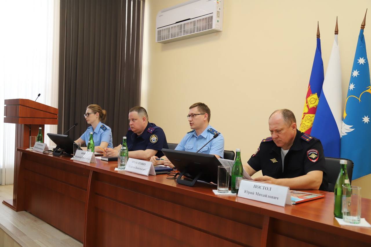 Под председательством прокурора Крыловского района в целях координации деятельности проведено расширенное межведомственное совещание с участием органов местного самоуправления В ходе совещания обсуждены вопросы состояния работы и эффективности деятельности правоохранительных органов по профилактике, выявлению, пресечению, предупреждению и расследованию тяжких и особо тяжких преступлений против личности, о причинах и условиях, способствующих их росту. Особое внимание уделено значимости профилактики преступлений как элементу противодействия преступности, защиты прав и законных интересов граждан. Правоохранительные органы нацелены на усиление профилактики преступности, в том числе, путем тесного взаимодействии с органами местного самоуправления, председателями ТОС, представителями квартальных комитетов в целях повышения в муниципальных образованиях эффективности деятельности сил и средств обеспечения правопорядка и общественной безопасности. По результатам совещания выработаны меры, способствующие улучшению результатов работы и усилению взаимодействия ведомств на данномнаправлении деятельности. Решением совещания закреплены конкретные алгоритмы работы по профилактике преступлений, исполнение поручений поставлено на контроль в прокуратуре района.