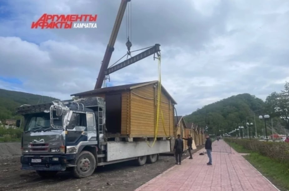 КРДВ подала в суд на инвестора строительства этнодеревни на Камчатке Корпорация развития Дальнего Востока и Арктики КРДВ обратилась в суд с иском к компании резиденту свободного порта Владивосток Павлин Предметом разбирательства стала нереализация инвестиционного проекта по строительству Этнической деревни на Камчатке общая стоимость которого оценивалась в 236 миллионов рублей Об этом ТАСС сообщили в пресс службе Арбитражного суда Приморского края По соглашению проект должен был быть реализован в период с 2016 по 2020 год Инвестор взял на себя обязательства по созданию 48 рабочих мест и заключил договор аренды земельного участка площадью 13 тысяч квадратных метров В пресс службе суда пояснили что специалисты управляющей компании провели осмотр земельного участка В ходе проверки было установлено что территория фактически используется как общественная прогулочная зона На этом основании истец полагает что резидент не осуществляет деятельность предусмотренную соглашением Управляющей компанией было принято решение о его расторжении Отмечается что урегулирование спора путем переговоров оказалось невозможным что и вынудило КРДВ обратиться в суд Судебное заседание по данному делу назначено на 22 сентября Подписаться Предложка ЧАТ САЙТ kamchatka aif ru